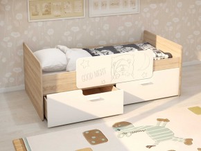 Кровать Умка дуб сонома с белыми ящиками и ограничителем в Ревде - revda.magazinmebel.ru | фото